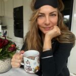 Burcu Kara Instagram - Günaydın.Gene sürünerek uyandığım bir sabah.🙈Yeni yıla girerken aldığım kararlardan biri,kesinlikle bizim ve Ali'nin yatağını değiştirmekti.Çünkü yorgun ve bel ağrısıyla uyanmaktan bıktım artık.Ali'de alerjik bir çocuk ve bunda bence yatağının da payı var.Ne alacağıma karar verdim ve sizinle de paylaşayım istedim.Benden ne beklenir,tabii "doğal yatak".😂Aynen bu terimi yazıp aramaya başladım internette ve @wellmattyatak 'ı keşfettim.Doğal lateks,hindistan cevizi lifi,saf pamuk,saf yün ve at yelesinden üretilen,bakteri,koku ve nem barındırmayan bir yatak markası.Kaliteli uyku o kadar önemli ki!İstediğim ölçülere göre üretip gönderebileceklermiş.Mışıl mışıl uyumayı heyecanla bekliyorum.Amin.😂🙏🏼 #mecburenreklam