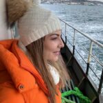 Burcu Kara Instagram - Beşiktaş-Kadıköy vapurundayım.Denizin üstündeyim,benden mutlusu yok.🐬🚢🧜‍♀️