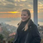 Burcu Kara Instagram - Puslu bir İstanbul günü.Yedi tepe İstanbul'un bir tepesinde çekmiştik bu set fotoğraflarını.Seval komiser kostümü ama Burcu bakışları.😎Akşama Arka Sokaklar'da görüşürüz.Sevgiyle🙋‍♀️