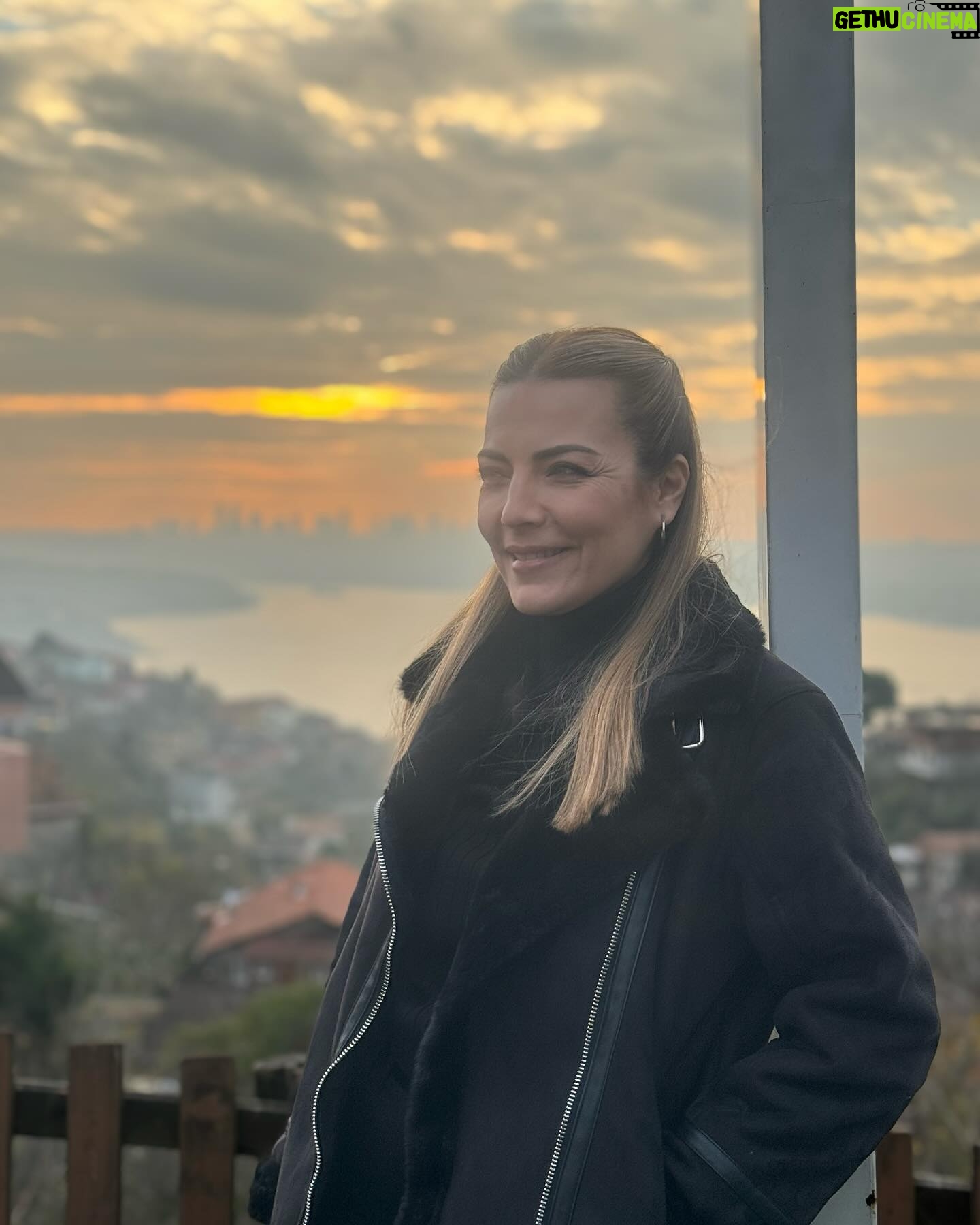 Burcu Kara Instagram - Puslu bir İstanbul günü.Yedi tepe İstanbul'un bir tepesinde çekmiştik bu set fotoğraflarını.Seval komiser kostümü ama Burcu bakışları.😎Akşama Arka Sokaklar'da görüşürüz.Sevgiyle🙋♀️
