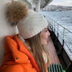 Burcu Kara Instagram - Beşiktaş-Kadıköy vapurundayım.Denizin üstündeyim,benden mutlusu yok.🐬🚢🧜‍♀️