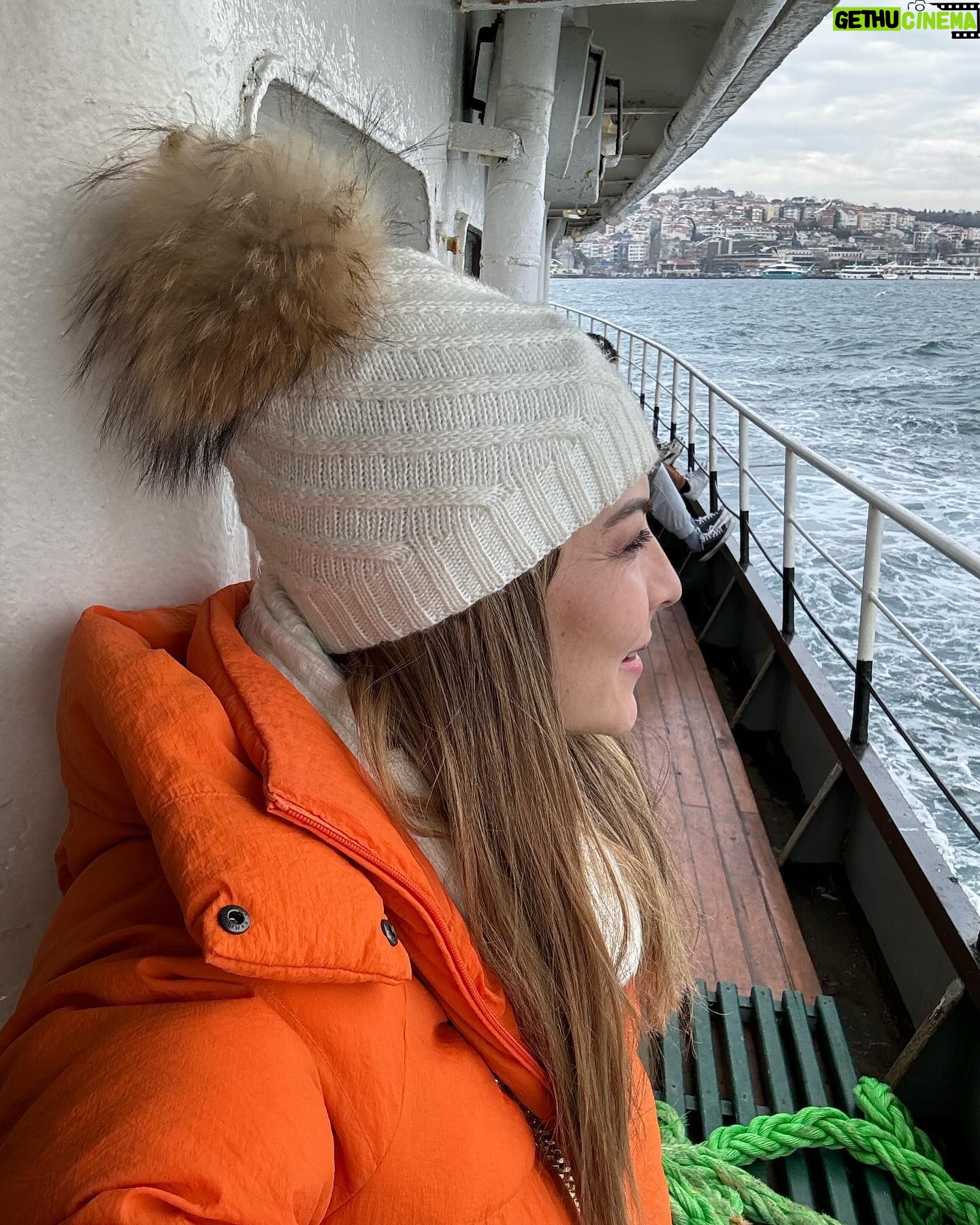 Burcu Kara Instagram - Beşiktaş-Kadıköy vapurundayım.Denizin üstündeyim,benden mutlusu yok.🐬🚢🧜♀️