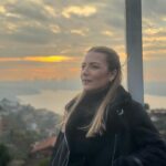 Burcu Kara Instagram - Puslu bir İstanbul günü.Yedi tepe İstanbul'un bir tepesinde çekmiştik bu set fotoğraflarını.Seval komiser kostümü ama Burcu bakışları.😎Akşama Arka Sokaklar'da görüşürüz.Sevgiyle🙋‍♀️