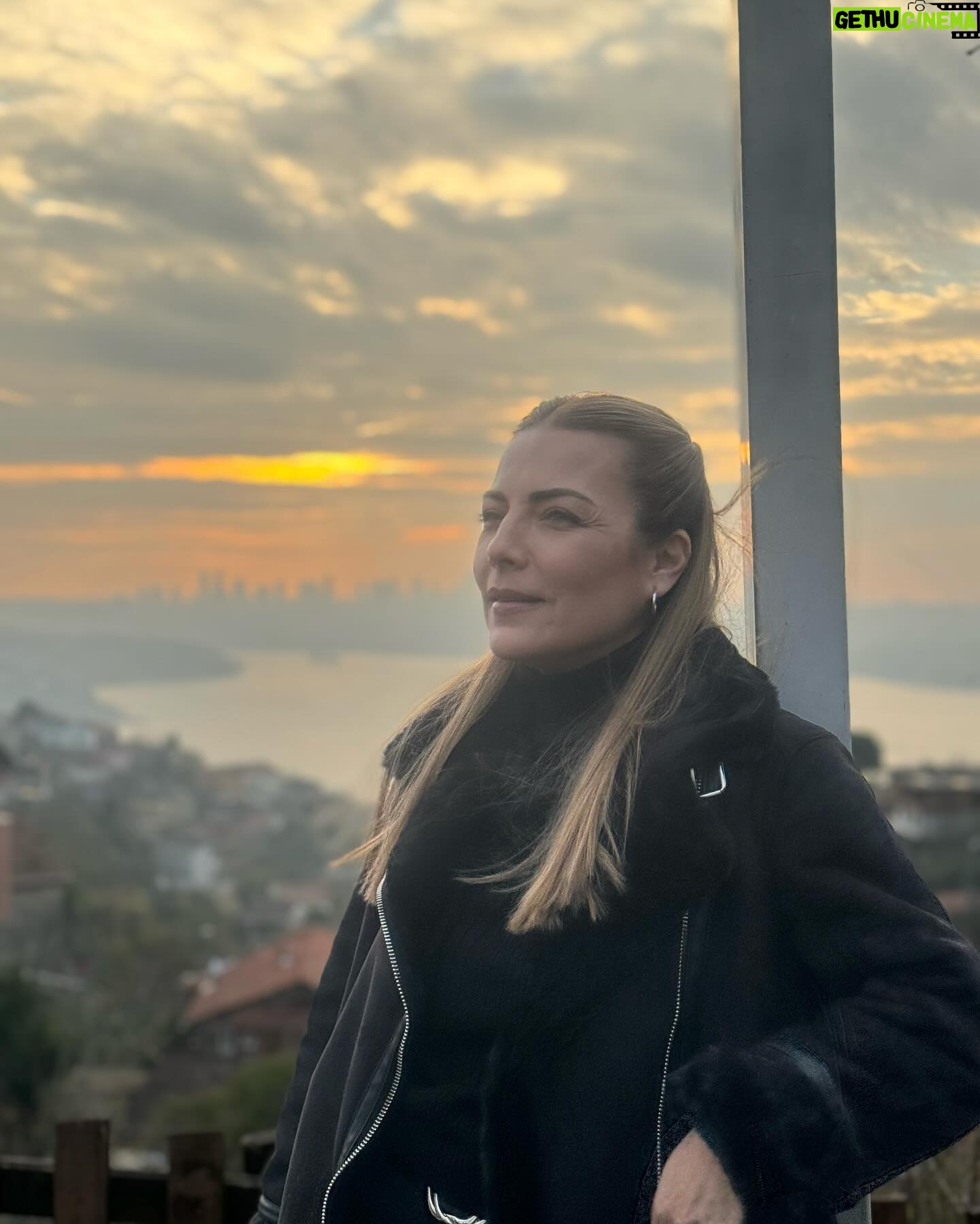 Burcu Kara Instagram - Puslu bir İstanbul günü.Yedi tepe İstanbul'un bir tepesinde çekmiştik bu set fotoğraflarını.Seval komiser kostümü ama Burcu bakışları.😎Akşama Arka Sokaklar'da görüşürüz.Sevgiyle🙋♀️