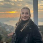 Burcu Kara Instagram - Puslu bir İstanbul günü.Yedi tepe İstanbul'un bir tepesinde çekmiştik bu set fotoğraflarını.Seval komiser kostümü ama Burcu bakışları.😎Akşama Arka Sokaklar'da görüşürüz.Sevgiyle🙋‍♀️