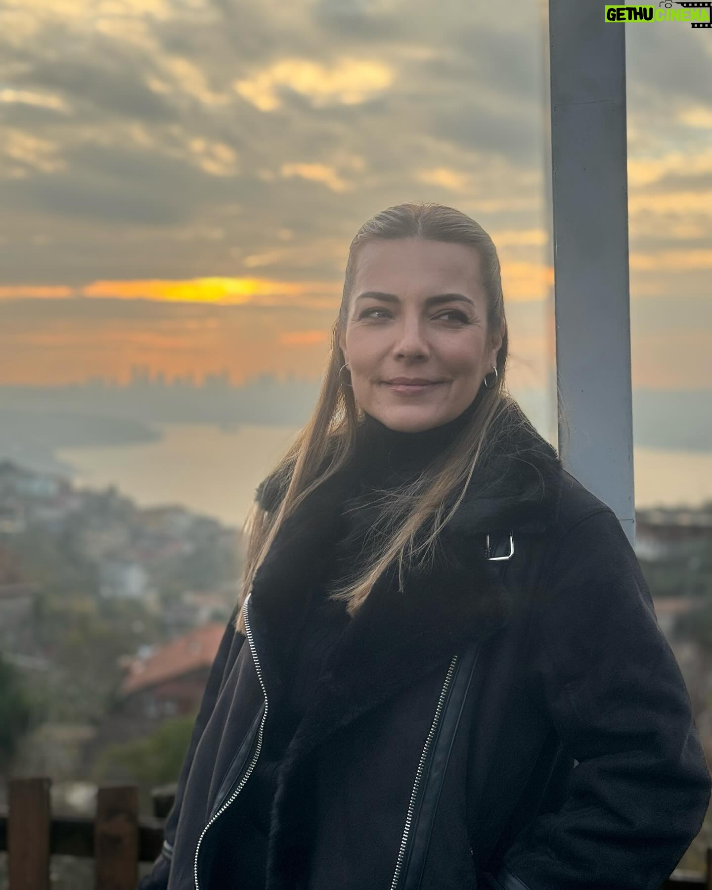 Burcu Kara Instagram - Puslu bir İstanbul günü.Yedi tepe İstanbul'un bir tepesinde çekmiştik bu set fotoğraflarını.Seval komiser kostümü ama Burcu bakışları.😎Akşama Arka Sokaklar'da görüşürüz.Sevgiyle🙋♀️