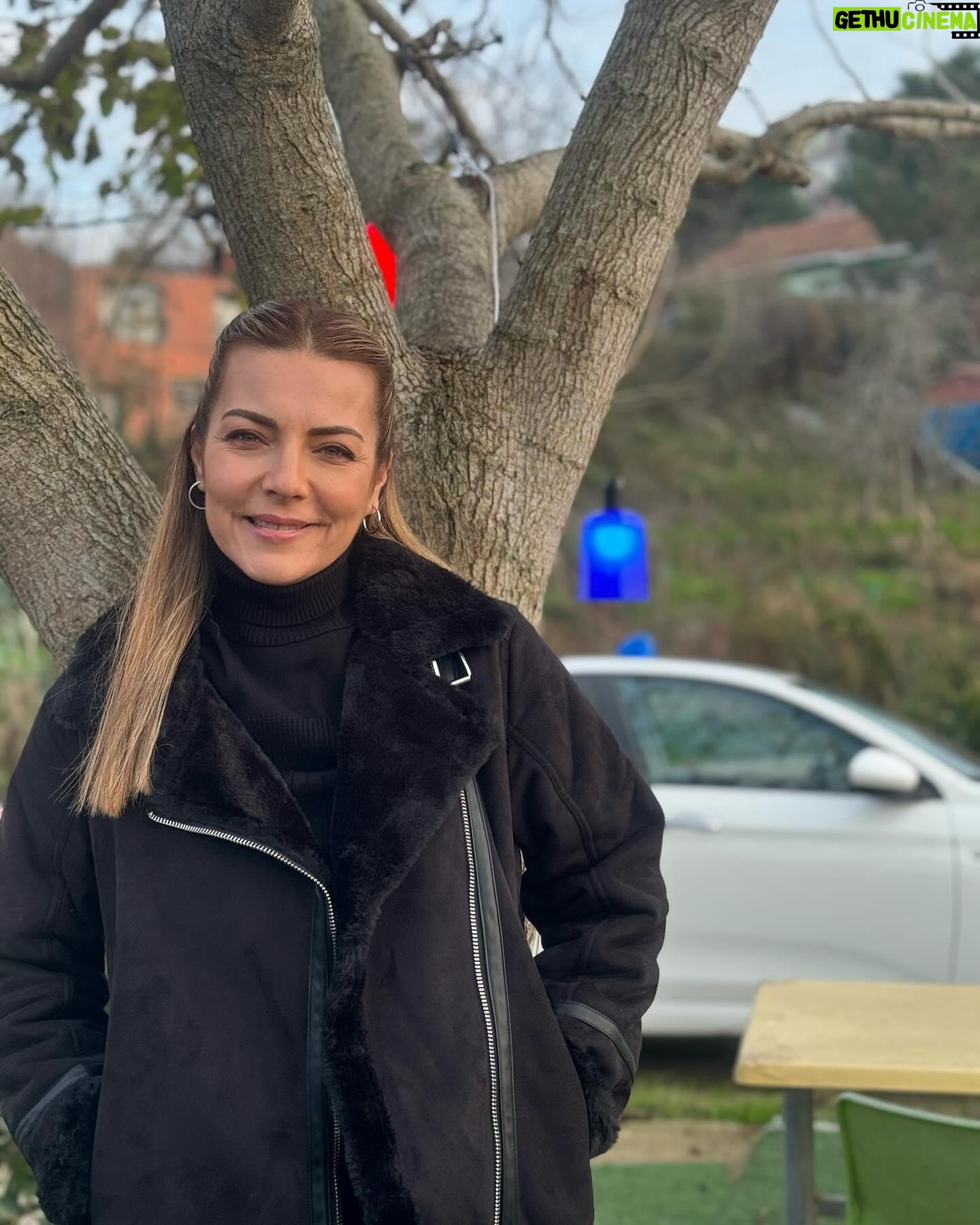 Burcu Kara Instagram - Puslu bir İstanbul günü.Yedi tepe İstanbul'un bir tepesinde çekmiştik bu set fotoğraflarını.Seval komiser kostümü ama Burcu bakışları.😎Akşama Arka Sokaklar'da görüşürüz.Sevgiyle🙋♀️