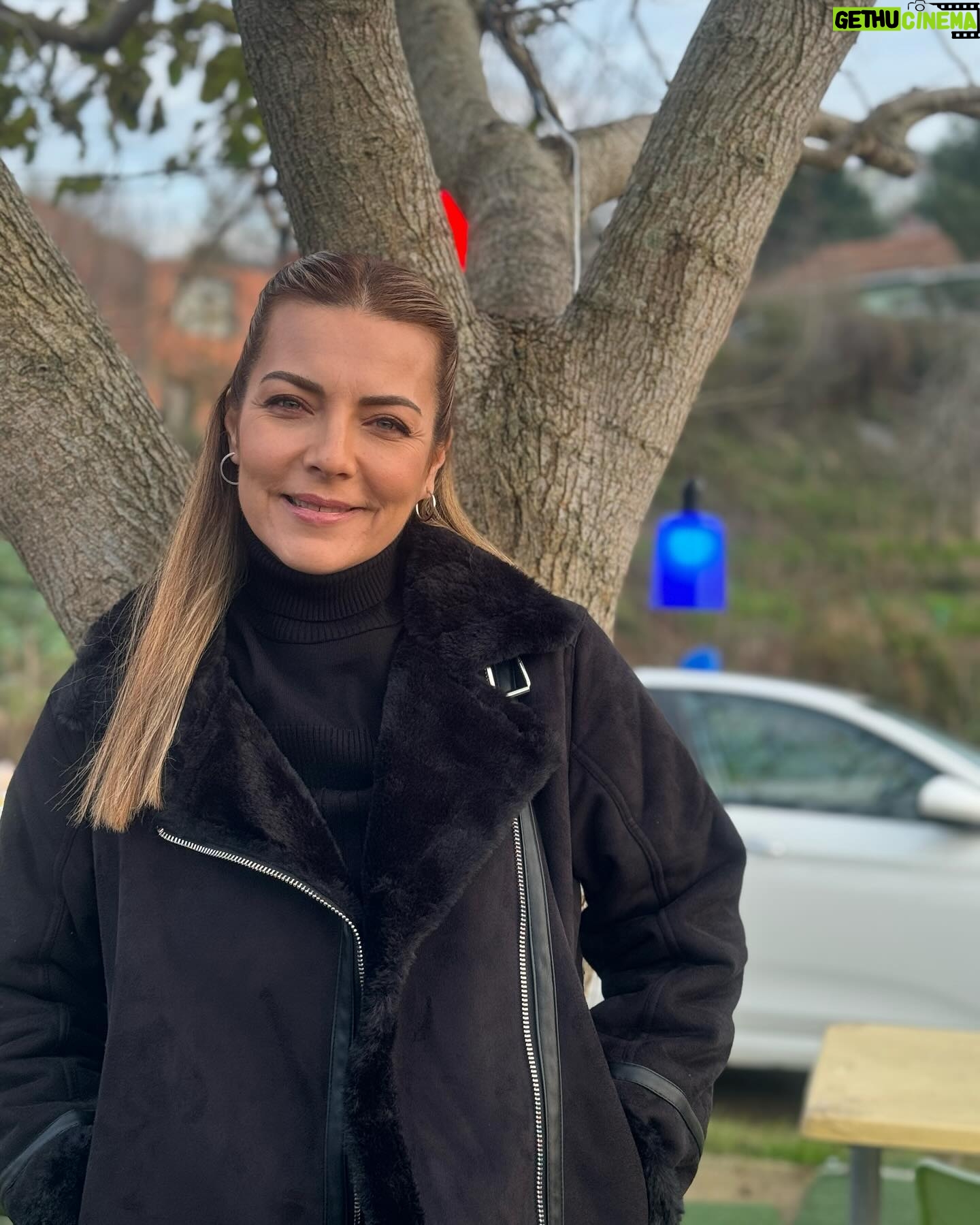 Burcu Kara Instagram - Puslu bir İstanbul günü.Yedi tepe İstanbul'un bir tepesinde çekmiştik bu set fotoğraflarını.Seval komiser kostümü ama Burcu bakışları.😎Akşama Arka Sokaklar'da görüşürüz.Sevgiyle🙋♀️