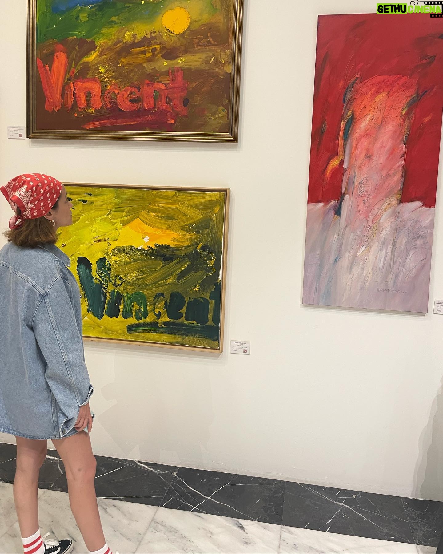 Buse Arslan Instagram - 💫 #majiartgallery @gaye_donay Genç sanatçıların önünü açtığınız için ne kadar mutlu olduk . Varolun.