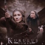 Buse Arslan Instagram - Dündar bey ‘ in Kulucahisar’ın Bacıyan-ı Rum ‘un Cerkutay’ın Ve Yeni Şehir’in deli kızı Aygül Hatun iyi ki seni tanıdım deli kız iyi ki ! Sayende daha cesur daha gözükarayım. Gönlüme değen, kalbimi zenginleştiren, çelme takan ,dersleri bitirmeyen, bedel ödeten, bedel ödeyen, çok koşan çok öğrenen, çok seven… 3 yıl artı çiftlik zamanlarım🤍 Dünyanın en iyi kalpli aktörleri. Sizin ile dağ tepe koşturmayı çok sevdim. Canım partönerim,şansım hayatım boyunca senin kadar yetenekli aktörlerle karşılaşıyım… Ve bugünleri çok özlemeden yine sahnede olalım. @cagrisensoy Komutanlar ,generaller, acemi birliği ve ustalıkta öğrenen, öğreten zamanlar ,hocalarım ekibimiz. 🙂🤍 Ve babacanlığı, kalbi ile @huseyinnureddindal ve nezaketi, naifliği, kadının iş güzelleştirdiğinin kanıtı @aslizeyneppekerbozdag ve yapımcımız @mehmetbozdag iyi ki Aygül’ ü seçtin iyi ki yüreklendirdin.🙏🏻 Hep güzellikleri hatırlarım kalbim de çok güzelsiniz ben botları çıkattım askerlik biter teşekkürler 🤍