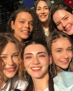 Buse Arslan Instagram - Dostum Winnie ve Kızlar 🤞🏻
İyi ki doğurdun @didembalcin  iyi ki doğdun Alicaağnn🤍