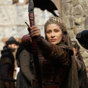 Buse Arslan Instagram - Dündar bey ‘ in 
Kulucahisar’ın 
Bacıyan-ı Rum ‘un 
Cerkutay’ın
Ve Yeni Şehir’in deli kızı Aygül Hatun iyi ki seni tanıdım deli kız iyi ki ! Sayende daha cesur daha gözükarayım.
Gönlüme değen, kalbimi zenginleştiren, çelme takan ,dersleri bitirmeyen, bedel ödeten, bedel ödeyen, çok koşan çok öğrenen, çok seven… 3 yıl artı çiftlik zamanlarım🤍 Dünyanın en iyi kalpli aktörleri. Sizin ile dağ tepe koşturmayı çok sevdim. 
Canım partönerim,şansım hayatım boyunca senin kadar yetenekli aktörlerle karşılaşıyım… Ve bugünleri çok özlemeden yine sahnede olalım. @cagrisensoy 
Komutanlar ,generaller, acemi birliği ve ustalıkta öğrenen, öğreten zamanlar ,hocalarım ekibimiz. 🙂🤍
Ve babacanlığı, kalbi ile @huseyinnureddindal ve nezaketi, naifliği, kadının iş güzelleştirdiğinin kanıtı @aslizeyneppekerbozdag ve yapımcımız @mehmetbozdag iyi ki Aygül’ ü seçtin iyi ki yüreklendirdin.🙏🏻 
Hep güzellikleri hatırlarım kalbim de çok güzelsiniz ben botları çıkattım askerlik biter teşekkürler 🤍