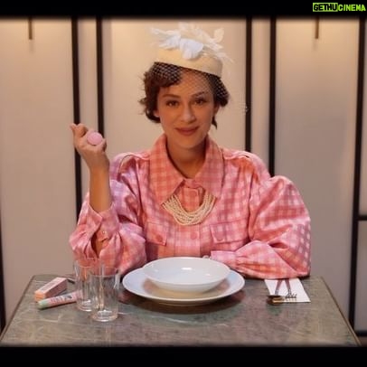 Buse Arslan Instagram - Beauty sayfalarımızda bu ay 1950’li yıllara uzanan şahane bir çekim gerçekleştirdik. “Kuruluş Osman” dizisinin güzel yıldızı Buse Arslan ile geçmiş zamana nostaljik bir yolculuğa var mısınız? @busearsslan @gardiropmagazin #gardiropmagazin Turkcell Dergilik ve tüm dijital platformlarda. ✨ #busearslan Genel Yayın Yönetmeni: @gulay_ozdemir Röportaj: @caglakucukdereli Video: @onursahinoglu11 @halid.z9 Styling: @gorkemoden Styling Asistanı: @sezrelif Saç ve Makyaj: @mesut.ozuzun Saç ve Makyaj Asistanı: @ozlemavaan Cilt Bakım Ürünleri: @petitemaisontr Marka İletişimi: @mine.gunduz Dijital İletişim: @yoncayalki Prodüksiyon: @nutekstudio Mekan: @hotelmest Teşekkürler @caglagulsarac