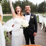 Buse Arslan Instagram - Evet,evet,evet ! En mutlu günlerimize, bir en mutlu gün daha eklendi gitti. Size sarılıyoruz . Onca yolu tepmenize , dansımıza eşliğinize , bizimle boşvermenize 🌧️ sarılırız. Ailemiz, dostlarımız, sevdiklerimiz. İyi ki birbirimizi seçmişiz. 🤍 Ve nasıl aşırı yanımızda olan 😍muhteşem ekibimize özel teşekkürler . 📸 @hakanakmanwedding @gbgstyle styling : @mehtapstefou 👰🏼‍♀️: @zuleyhakuru 👰🏼‍♀️:@gulsahaydinaccessories makyaj: @erkanuluc saç: @atakangelisli organizasyon: @mercanmylove & @denizyildizlari @emircag 💫 Canımız çocuklar. 👐🏻🤍 evimiz🤍 @anakampsocial @tolgademir_52 @tarikkkdemir @salihkara28 @sinemmm_ulu ve @orkutesrabaysal 🤍 @noneedname.store @ruruhediyelik Muhteşem hediyeler💫