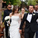 Buse Arslan Instagram - Evet,evet,evet ! En mutlu günlerimize, bir en mutlu gün daha eklendi gitti. Size sarılıyoruz . Onca yolu tepmenize , dansımıza eşliğinize , bizimle boşvermenize 🌧️ sarılırız. Ailemiz, dostlarımız, sevdiklerimiz. İyi ki birbirimizi seçmişiz. 🤍 Ve nasıl aşırı yanımızda olan 😍muhteşem ekibimize özel teşekkürler . 📸 @hakanakmanwedding @gbgstyle styling : @mehtapstefou 👰🏼‍♀️: @zuleyhakuru 👰🏼‍♀️:@gulsahaydinaccessories makyaj: @erkanuluc saç: @atakangelisli organizasyon: @mercanmylove & @denizyildizlari @emircag 💫 Canımız çocuklar. 👐🏻🤍 evimiz🤍 @anakampsocial @tolgademir_52 @tarikkkdemir @salihkara28 @sinemmm_ulu ve @orkutesrabaysal 🤍 @noneedname.store @ruruhediyelik Muhteşem hediyeler💫