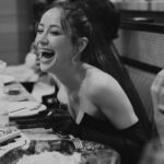 Buse Arslan Instagram - Thank you to everyone who made our henna night fun. We had a lot of fun. My funny funny girls, you raise the energy of every place. And boys, whose place are you raiding? 😂 Arkadaşlarım,bin yıllık dostlarım ve canım ailem! 🤍 İyi ki! Güzelliğime ortak olanlar 😜 Canım stylingim @gbgstyle @mehtapstefou Sana güvenmek ne güzel ! @a46tuvanam @gulsahaydinaccessories @ilvi_official Saçlarımı hiç emanet edemem . Ama başak burcu ve detaycıysa ettim gitti! @atakangelisli E on yılı var mı tanışıklığımızın ? Ne güzel dokundun yüzüme yine @mervekesci_ O kadar soru sormasa bu kadar iyi olmazdı belki bu kareler @hakanakmanwedding Bizi ağırlayan. @ikon.happymoons @sohoiletisim 💫 Ve gustosunu en sevdiğim party mekanımız. @kaiabebek Uzaklarda ve erkek oldukları için 😂 kınama gelemeyen dostlarım @yltankahramann @uzaygokhanirmak @fanfantufan @dinar_kahveci ve Kardeşim @bugrarsslan Oğlanların baskınını beklemiyordum. 😂🚨 Bubu&Çaça @cagrisensoy #hennanight 🤍Yakıldı mı o kına? 😂