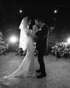 Buse Arslan Instagram - Çok sevdim 🤍👰🏼‍♀️ Tüm güzel dilekleriniz için teşekkür ederiz . Thank you for all your good wishes. Which of the three wedding dresses is your favourite?😃 @zuleyhakuruwedding 💫 📸: @hakanakmanwedding @anakampsocial @gbgstyle