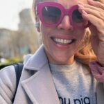 Busy Philipps Instagram - A NONDESCRIPT PERSON once said: IT’S A MARATHON NOT A SPRINT (iykyk) ! And i think its true but also-when they change the course on you, you just gotta find a better route (even if it takes a min- or WHATEVER almost 5 trauma filled years ) because…well, tbh bbs? we’ve got miles to go…🙌✨🤷‍♀️✨🏃‍♀️✨🎤✨🧙✨🗝️✨❤️✨✨✨✨✨✨✨✨✨✨ @instacais #busythisweek #qvc #latenight pic 1: me and caissie in may 2019 pic 2: me today pic 3: our new late night show starts may 8, on @qvchsnplus
