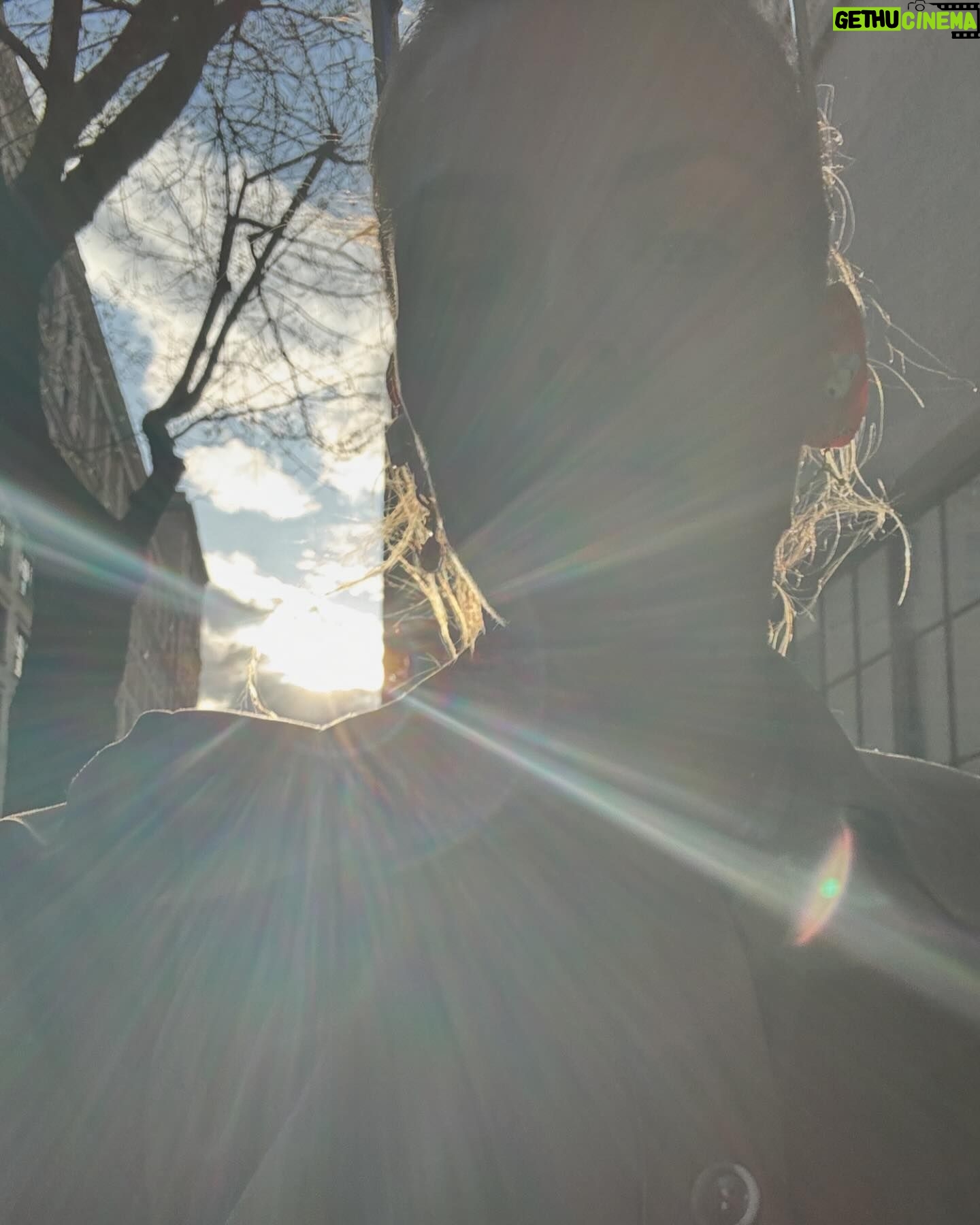 Busy Philipps Instagram - 1. my latest finished pig pot has golden wings and running mascara. she is my muse and i love her 2. you gotta let the sun shine on you sometimes, bb 3. yesterday, i was able to tour the new home of @childmindinstitute and as a bonus, hang out and chat with one of my favorite heroes @drharoldkoplewicz 4. i wore this to coachella in 2006 and @memes.n.cats pointed out it’s giving Ariel after the shipwreck and i think that was probably definitely in my subconscious also i’m 26 here and have like bleached eyebrows and the point is- your 20s aren’t the best it’ll ever be i mean for starters i am just SO MUCH BETTER LOOKING NOW MY GOD 5. gina’s face. you must zoom in. 6. a heart hiding in the floorboards that i hadn’t seen before ❤️ 7. today i took this and immediately thought, “oh shit! this is what i look like as a grownup!” 8. i mean i wouldn’t say no one but also probs wouldn’t hurt to just like turn it on anyway this weekend? 🤷♀️ 9. this photo weirdly popped into my head earlier today and then tonight i was looking for another picture and found it and i took it APRIL 13, 2020👀 4 years ago today. weird. 10. a great question from last night @superiorityburger WHATS YOUR ANSWER?? (mine was 33 but really i think it’s 38)
