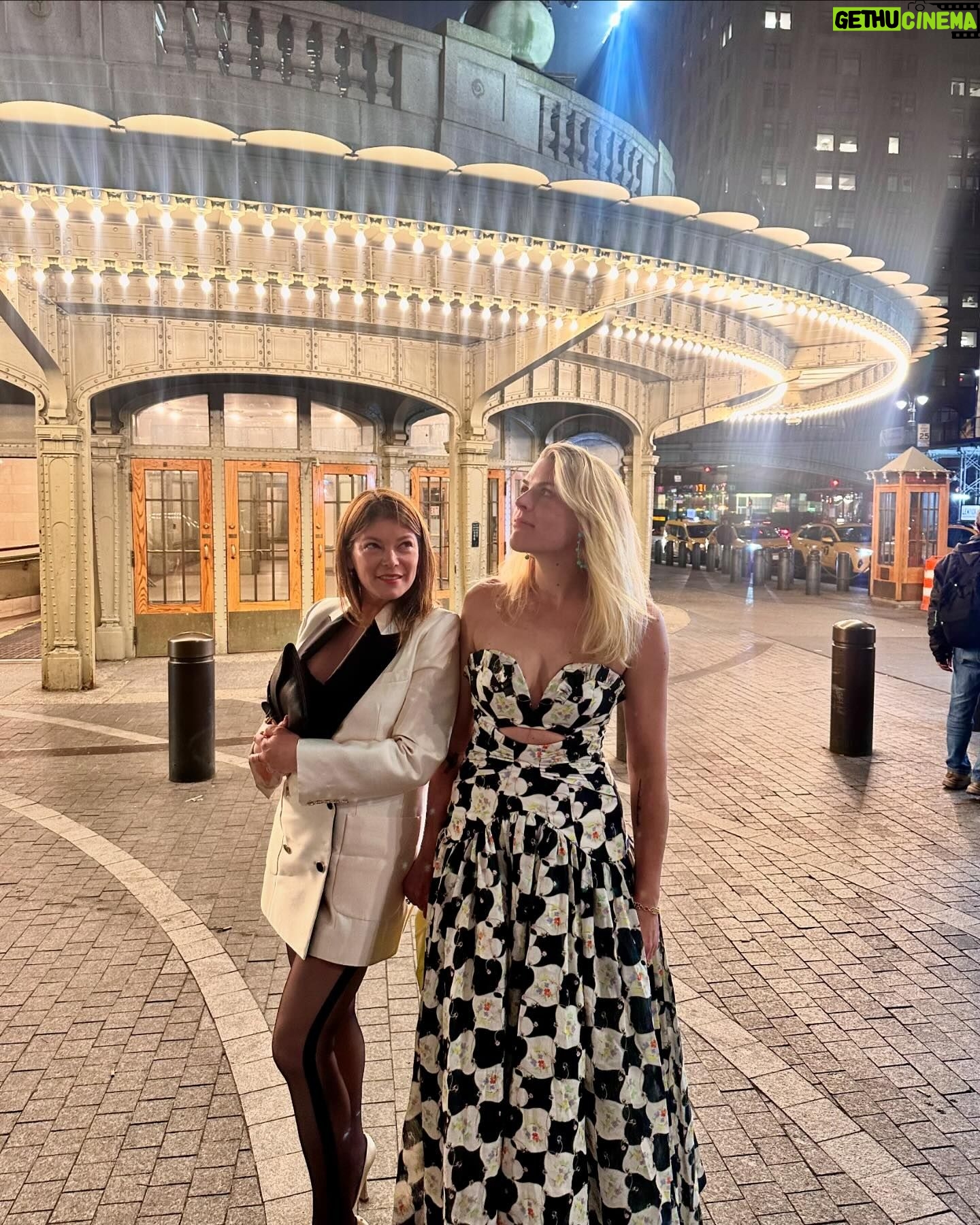 Busy Philipps Instagram - i had the best night with my beautiful friends celebrating @cityharvestnyc & raising money to continue the incredible work they do to both fight food insecurity AND reduce food waste. I truly love supporting them and volunteering with them! 1. @gailsimmonseats and her sheer stockings stole the show and my heart(tbh, she always has my heart plus! i owe her for introducing me to this fantastic organization) 2. this picture is v me ๐ 3. @ericripert and honoree @johnlegend genuinely seem like good friends irl and honestly? it was very cute to me 4. me again. ok my dress is @alemais.official and it is a VERY GOOD DRESS. like you know i love a good dress- this one is really really great. my earrings are my @ireneneuwirth hoops obvi โค๏ธ๐๐
๐ผ 5. @chrissyteigen is the best always and truly 6. WOULD YOU BELIEVE we didnโt even plan to look like we had planned it?!