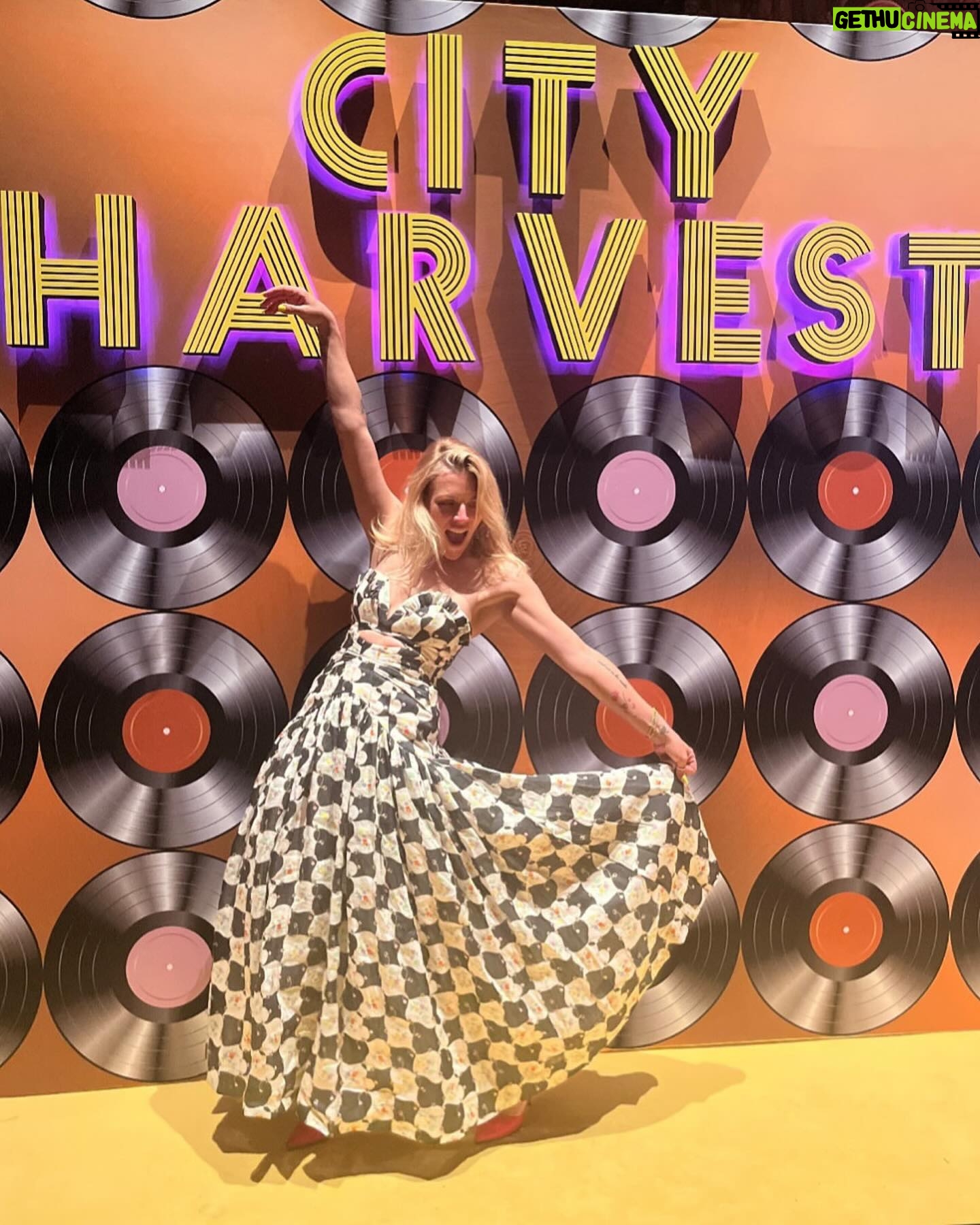 Busy Philipps Instagram - i had the best night with my beautiful friends celebrating @cityharvestnyc & raising money to continue the incredible work they do to both fight food insecurity AND reduce food waste. I truly love supporting them and volunteering with them! 1. @gailsimmonseats and her sheer stockings stole the show and my heart(tbh, she always has my heart plus! i owe her for introducing me to this fantastic organization) 2. this picture is v me ๐ 3. @ericripert and honoree @johnlegend genuinely seem like good friends irl and honestly? it was very cute to me 4. me again. ok my dress is @alemais.official and it is a VERY GOOD DRESS. like you know i love a good dress- this one is really really great. my earrings are my @ireneneuwirth hoops obvi โค๏ธ๐๐
๐ผ 5. @chrissyteigen is the best always and truly 6. WOULD YOU BELIEVE we didnโt even plan to look like we had planned it?!