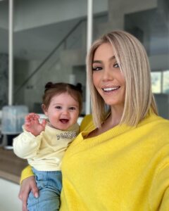 Éloïse Appelle Instagram - Vous savez à quel point j’aime faire des petits look à Valentina! ✨ J’ai craqué pour la nouvelle collection @vertbaudetfr ! (Mention spéciale pour la deuxième photo, Valentina déjà très studieuse 🥰) Et je suis ravie de vous proposer ce jeu concours! Je vous propose de gagner 3 cartes cadeau de 100€, pour participer : - Abonnez-vous à @vertbaudetfr -Inviter 2 amis. - pour augmentez vos chances, partagez en story Tirage au sort le 08 mars 2023 🍀 La gagnante doit habiter la France. #vertbaudet