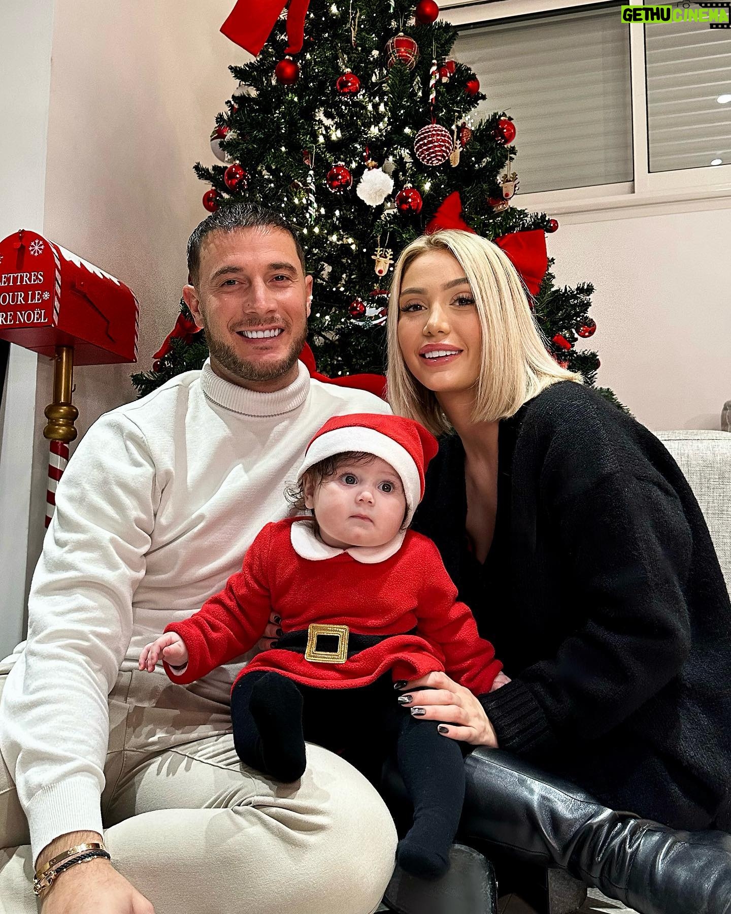 Éloïse Appelle Instagram - Nous vous souhaitons à tous un merveilleux réveillon et de merveilleuses fêtes de noël! Pour nous c’est le premier noël avec Valentina.. on ne pouvait pas rêver d’un plus beau cadeau! Nous vous souhaitons beaucoup de bonheur! Joyeux noël à tous ✨♥️