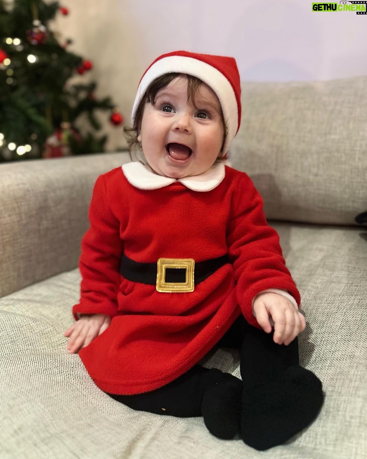 Éloïse Appelle Instagram - Nous vous souhaitons à tous un merveilleux réveillon et de merveilleuses fêtes de noël! Pour nous c’est le premier noël avec Valentina.. on ne pouvait pas rêver d’un plus beau cadeau! Nous vous souhaitons beaucoup de bonheur! Joyeux noël à tous ✨♥️