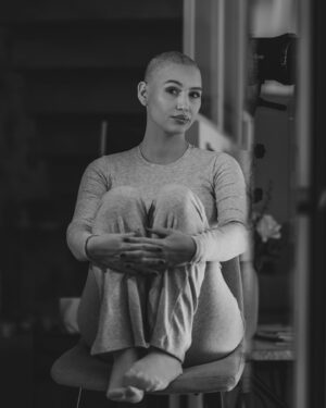 Éloïse Appelle Instagram - Par où commencer pour vous parler de ces dernières semaines…
Il m’a fallu un peu de temps avant d’accepter la situation et de pouvoir vous partager ce que je ressens! 

Le 8 février 2024, un mois pile après avoir soufflé ma 26ème bougies, on me diagnostique un cancer du sein agressif..
Je me suis senti vidée, dévastée,j’ai eu peur mais en même temps je ne me suis jamais sentie aussi vivante que ces dernières semaines. 
Je vivais aux travers de mes rêves, mes projets et mes objectifs, j’en avais oublié de profiter de l’instant présent alors malgré tout la vie et ce cancer sont venus me rappeler l’importance du mot: VIVRE! 

Certes c’est une épreuve, chaque chimiothérapie est une sensation désagréable et dévastatrice, où j’ai le sentiment de perdre pied mais je veux traverser tout ça avec le sourire. 
J’ai confiance en la vie et l’univers, si je vis ça aujourd’hui c’est qu’il doit y avoir une bonne raison! 

Je tenais tout particulièrement à te remercier mon amour @anthonacca , sans ton soutien tout serait différent, tu sais me faire rire, me surprendre et trouver les bons mots quand j’en ai besoin! 
Je n’oublierais jamais ta main serrer la mienne durant ce rendez-vous où tout a basculé, à ce moment j’ai su que quoiqu’il ce passe nous étions ensemble pour surmonter ça!

Prenez soin de vous et de vos proches, savourez chaque moments, chaque secondes, n’attendez pas pour profiter de la vie, elle est si belle mais elle peut-être si imprévisible 🤍