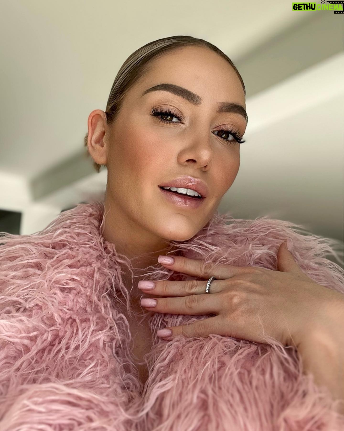 Éloïse Appelle Instagram - A tous les amoureux à l’approche de la Saint Valentin faites plaisir à votre amour en offrant les plus beaux et uniques bijoux de la marque Darry Ring. 💓 Darry Ring c’est une boutique unique grâce à son concept d’exception: Seuls les couples peuvent acheter chez Darry Ring, avec vérification d'une pièce d'identité valide, ce qui signifie donc qu'on ne peut acheter qu'une seule bague pour le seul amour de sa vie. Un véritable engagement ne se fait pas par des mots, mais par des actions. J’espère que vous pourrez recevoir votre propre accord d’amour! ✨ #DarryRingParis #1ring1life1love #IDverficationRing @darryring_official #collaboration