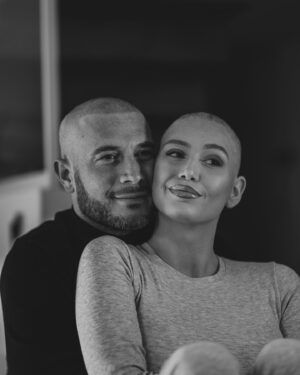 Éloïse Appelle Instagram - Par où commencer pour vous parler de ces dernières semaines…
Il m’a fallu un peu de temps avant d’accepter la situation et de pouvoir vous partager ce que je ressens! 

Le 8 février 2024, un mois pile après avoir soufflé ma 26ème bougies, on me diagnostique un cancer du sein agressif..
Je me suis senti vidée, dévastée,j’ai eu peur mais en même temps je ne me suis jamais sentie aussi vivante que ces dernières semaines. 
Je vivais aux travers de mes rêves, mes projets et mes objectifs, j’en avais oublié de profiter de l’instant présent alors malgré tout la vie et ce cancer sont venus me rappeler l’importance du mot: VIVRE! 

Certes c’est une épreuve, chaque chimiothérapie est une sensation désagréable et dévastatrice, où j’ai le sentiment de perdre pied mais je veux traverser tout ça avec le sourire. 
J’ai confiance en la vie et l’univers, si je vis ça aujourd’hui c’est qu’il doit y avoir une bonne raison! 

Je tenais tout particulièrement à te remercier mon amour @anthonacca , sans ton soutien tout serait différent, tu sais me faire rire, me surprendre et trouver les bons mots quand j’en ai besoin! 
Je n’oublierais jamais ta main serrer la mienne durant ce rendez-vous où tout a basculé, à ce moment j’ai su que quoiqu’il ce passe nous étions ensemble pour surmonter ça!

Prenez soin de vous et de vos proches, savourez chaque moments, chaque secondes, n’attendez pas pour profiter de la vie, elle est si belle mais elle peut-être si imprévisible 🤍