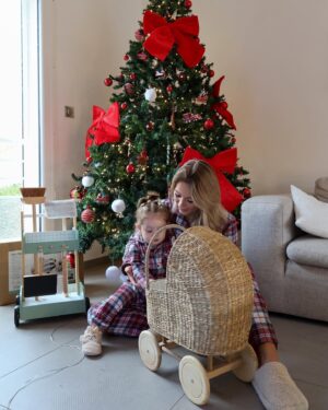 Éloïse Appelle Instagram - CONCOURS VERTBAUDET 🎅🏼✨

Vous connaissez notre amour pour les jouets de la marque @vertbaudetfr ils sont tellement beaux et surtout très qualitatif! 🫶🏼

Je suis donc très heureuse de pouvoir vous faire plaisir pour Noël et vous proposez de remporter une carte cadeau de 200€ chez @vertbaudetfr 🎅🏼🎄

Pour participer c’est tout simple:
-S’abonner au compte @vertbaudetfr 
-Liker la publication
-Inviter 2 amies en commentaires

Vous avez jusqu’au 11 décembre pour participer ✨

Bonne chance à tous 🍀

#collaborationcommercialerémunérée