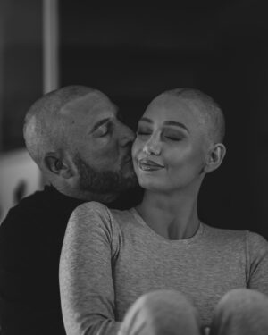 Éloïse Appelle Instagram - Par où commencer pour vous parler de ces dernières semaines…
Il m’a fallu un peu de temps avant d’accepter la situation et de pouvoir vous partager ce que je ressens! 

Le 8 février 2024, un mois pile après avoir soufflé ma 26ème bougies, on me diagnostique un cancer du sein agressif..
Je me suis senti vidée, dévastée,j’ai eu peur mais en même temps je ne me suis jamais sentie aussi vivante que ces dernières semaines. 
Je vivais aux travers de mes rêves, mes projets et mes objectifs, j’en avais oublié de profiter de l’instant présent alors malgré tout la vie et ce cancer sont venus me rappeler l’importance du mot: VIVRE! 

Certes c’est une épreuve, chaque chimiothérapie est une sensation désagréable et dévastatrice, où j’ai le sentiment de perdre pied mais je veux traverser tout ça avec le sourire. 
J’ai confiance en la vie et l’univers, si je vis ça aujourd’hui c’est qu’il doit y avoir une bonne raison! 

Je tenais tout particulièrement à te remercier mon amour @anthonacca , sans ton soutien tout serait différent, tu sais me faire rire, me surprendre et trouver les bons mots quand j’en ai besoin! 
Je n’oublierais jamais ta main serrer la mienne durant ce rendez-vous où tout a basculé, à ce moment j’ai su que quoiqu’il ce passe nous étions ensemble pour surmonter ça!

Prenez soin de vous et de vos proches, savourez chaque moments, chaque secondes, n’attendez pas pour profiter de la vie, elle est si belle mais elle peut-être si imprévisible 🤍