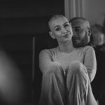 Éloïse Appelle Instagram – Par où commencer pour vous parler de ces dernières semaines…
Il m’a fallu un peu de temps avant d’accepter la situation et de pouvoir vous partager ce que je ressens! 

Le 8 février 2024, un mois pile après avoir soufflé ma 26ème bougies, on me diagnostique un cancer du sein agressif..
Je me suis senti vidée, dévastée,j’ai eu peur mais en même temps je ne me suis jamais sentie aussi vivante que ces dernières semaines. 
Je vivais aux travers de mes rêves, mes projets et mes objectifs, j’en avais oublié de profiter de l’instant présent alors malgré tout la vie et ce cancer sont venus me rappeler l’importance du mot: VIVRE! 

Certes c’est une épreuve, chaque chimiothérapie est une sensation désagréable et dévastatrice, où j’ai le sentiment de perdre pied mais je veux traverser tout ça avec le sourire. 
J’ai confiance en la vie et l’univers, si je vis ça aujourd’hui c’est qu’il doit y avoir une bonne raison! 

Je tenais tout particulièrement à te remercier mon amour @anthonacca , sans ton soutien tout serait différent, tu sais me faire rire, me surprendre et trouver les bons mots quand j’en ai besoin! 
Je n’oublierais jamais ta main serrer la mienne durant ce rendez-vous où tout a basculé, à ce moment j’ai su que quoiqu’il ce passe nous étions ensemble pour surmonter ça!

Prenez soin de vous et de vos proches, savourez chaque moments, chaque secondes, n’attendez pas pour profiter de la vie, elle est si belle mais elle peut-être si imprévisible 🤍