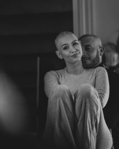 Éloïse Appelle Instagram - Par où commencer pour vous parler de ces dernières semaines… Il m’a fallu un peu de temps avant d’accepter la situation et de pouvoir vous partager ce que je ressens! Le 8 février 2024, un mois pile après avoir soufflé ma 26ème bougies, on me diagnostique un cancer du sein agressif.. Je me suis senti vidée, dévastée,j’ai eu peur mais en même temps je ne me suis jamais sentie aussi vivante que ces dernières semaines. Je vivais aux travers de mes rêves, mes projets et mes objectifs, j’en avais oublié de profiter de l’instant présent alors malgré tout la vie et ce cancer sont venus me rappeler l’importance du mot: VIVRE! Certes c’est une épreuve, chaque chimiothérapie est une sensation désagréable et dévastatrice, où j’ai le sentiment de perdre pied mais je veux traverser tout ça avec le sourire. J’ai confiance en la vie et l’univers, si je vis ça aujourd’hui c’est qu’il doit y avoir une bonne raison! Je tenais tout particulièrement à te remercier mon amour @anthonacca , sans ton soutien tout serait différent, tu sais me faire rire, me surprendre et trouver les bons mots quand j’en ai besoin! Je n’oublierais jamais ta main serrer la mienne durant ce rendez-vous où tout a basculé, à ce moment j’ai su que quoiqu’il ce passe nous étions ensemble pour surmonter ça! Prenez soin de vous et de vos proches, savourez chaque moments, chaque secondes, n’attendez pas pour profiter de la vie, elle est si belle mais elle peut-être si imprévisible 🤍