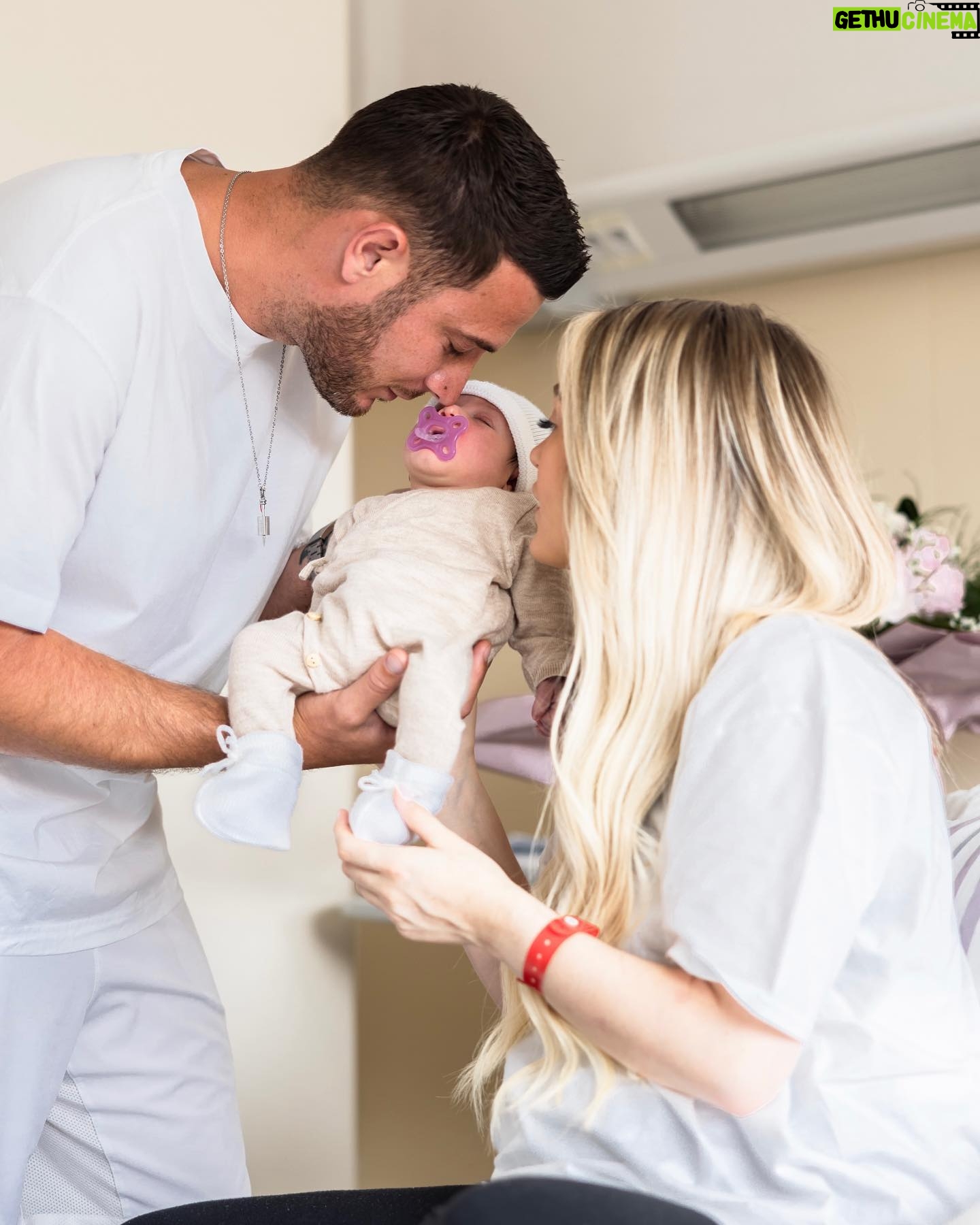 Éloïse Appelle Instagram - 182 jours, 6 mois, une demie année..✨ Le temps est passé si vite! Cette amour indescriptible qui ne cesse de grandir chaque seconde! Joyeux 6 mois princesse Valentina 💓