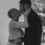 Éloïse Appelle Instagram – Par où commencer pour vous parler de ces dernières semaines…
Il m’a fallu un peu de temps avant d’accepter la situation et de pouvoir vous partager ce que je ressens! 

Le 8 février 2024, un mois pile après avoir soufflé ma 26ème bougies, on me diagnostique un cancer du sein agressif..
Je me suis senti vidée, dévastée,j’ai eu peur mais en même temps je ne me suis jamais sentie aussi vivante que ces dernières semaines. 
Je vivais aux travers de mes rêves, mes projets et mes objectifs, j’en avais oublié de profiter de l’instant présent alors malgré tout la vie et ce cancer sont venus me rappeler l’importance du mot: VIVRE! 

Certes c’est une épreuve, chaque chimiothérapie est une sensation désagréable et dévastatrice, où j’ai le sentiment de perdre pied mais je veux traverser tout ça avec le sourire. 
J’ai confiance en la vie et l’univers, si je vis ça aujourd’hui c’est qu’il doit y avoir une bonne raison! 

Je tenais tout particulièrement à te remercier mon amour @anthonacca , sans ton soutien tout serait différent, tu sais me faire rire, me surprendre et trouver les bons mots quand j’en ai besoin! 
Je n’oublierais jamais ta main serrer la mienne durant ce rendez-vous où tout a basculé, à ce moment j’ai su que quoiqu’il ce passe nous étions ensemble pour surmonter ça!

Prenez soin de vous et de vos proches, savourez chaque moments, chaque secondes, n’attendez pas pour profiter de la vie, elle est si belle mais elle peut-être si imprévisible 🤍