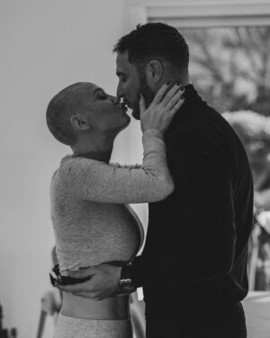 Éloïse Appelle Instagram - Par où commencer pour vous parler de ces dernières semaines…
Il m’a fallu un peu de temps avant d’accepter la situation et de pouvoir vous partager ce que je ressens! 

Le 8 février 2024, un mois pile après avoir soufflé ma 26ème bougies, on me diagnostique un cancer du sein agressif..
Je me suis senti vidée, dévastée,j’ai eu peur mais en même temps je ne me suis jamais sentie aussi vivante que ces dernières semaines. 
Je vivais aux travers de mes rêves, mes projets et mes objectifs, j’en avais oublié de profiter de l’instant présent alors malgré tout la vie et ce cancer sont venus me rappeler l’importance du mot: VIVRE! 

Certes c’est une épreuve, chaque chimiothérapie est une sensation désagréable et dévastatrice, où j’ai le sentiment de perdre pied mais je veux traverser tout ça avec le sourire. 
J’ai confiance en la vie et l’univers, si je vis ça aujourd’hui c’est qu’il doit y avoir une bonne raison! 

Je tenais tout particulièrement à te remercier mon amour @anthonacca , sans ton soutien tout serait différent, tu sais me faire rire, me surprendre et trouver les bons mots quand j’en ai besoin! 
Je n’oublierais jamais ta main serrer la mienne durant ce rendez-vous où tout a basculé, à ce moment j’ai su que quoiqu’il ce passe nous étions ensemble pour surmonter ça!

Prenez soin de vous et de vos proches, savourez chaque moments, chaque secondes, n’attendez pas pour profiter de la vie, elle est si belle mais elle peut-être si imprévisible 🤍