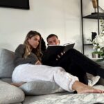 Éloïse Appelle Instagram – Un vendredi cocooning en amoureux 🫶🏼 
Au programme c’était film de Noël, lecture, chocolat chaud et bonbons, bien au chaud dans nos jogging @joggo.fr ✨

Profitez de -30% sur le site jusqu’au mardi 28/11!

#collaborationcommercialerémunérée