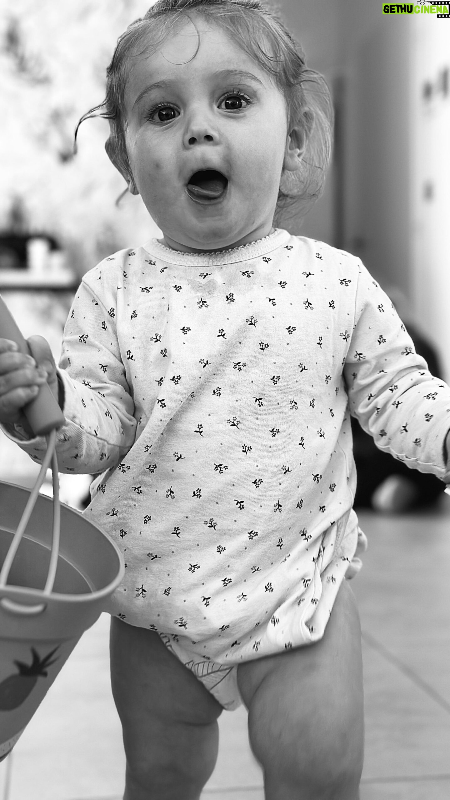 Éloïse Appelle Instagram - C’est officiel, notre petite princesse marche ! C’est tellement merveilleux de voir l’évolution de notre enfant au quotidien et ça nous rend tellement fière mais il nous reste encore beaucoup d’étapes à accomplir…🤍