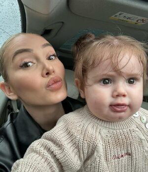 Éloïse Appelle Instagram - Quand prendre une photo avec ta fille relève du défi 😅🥰

#momlife