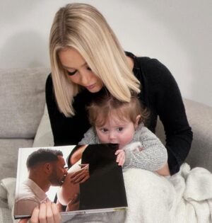 Éloïse Appelle Instagram - Quelques souvenirs de cette année magique gravé sur papier.. ✨
Ce remémorer ces moments en famille, quoi de plus beau.. 🫶🏼

Offrez-vous de magnifique souvenirs avec le code ELOISE2023 qui vous offre -40% sur tout le site jusqu’au 1er mars 📸

@monalbumphoto.fr 
#collaboration 

@agenceweevents