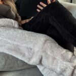 Éloïse Appelle Instagram – Un vendredi cocooning en amoureux 🫶🏼 
Au programme c’était film de Noël, lecture, chocolat chaud et bonbons, bien au chaud dans nos jogging @joggo.fr ✨

Profitez de -30% sur le site jusqu’au mardi 28/11!

#collaborationcommercialerémunérée