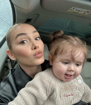 Éloïse Appelle Instagram - Quand prendre une photo avec ta fille relève du défi 😅🥰

#momlife