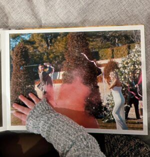 Éloïse Appelle Instagram - Quelques souvenirs de cette année magique gravé sur papier.. ✨
Ce remémorer ces moments en famille, quoi de plus beau.. 🫶🏼

Offrez-vous de magnifique souvenirs avec le code ELOISE2023 qui vous offre -40% sur tout le site jusqu’au 1er mars 📸

@monalbumphoto.fr 
#collaboration 

@agenceweevents