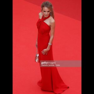 Élodie Fontan Instagram - Merci à @dessangeparis de m’avoir chouchouté pour cette montée des marches 🙏🏼💖💆🏼‍♀️ Merci à @eliesaabworld pour cette magnifique robe et à @messikajewelry pour les bijoux 🤩 
Et à ma super copine @seize.12 de m’avoir accompagné 😁
#festivaldecannes #monteedesmarches #dessange #messika #eliesaab