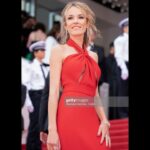 Élodie Fontan Instagram - Merci à @dessangeparis de m’avoir chouchouté pour cette montée des marches 🙏🏼💖💆🏼‍♀️ Merci à @eliesaabworld pour cette magnifique robe et à @messikajewelry pour les bijoux 🤩 Et à ma super copine @seize.12 de m’avoir accompagné 😁 #festivaldecannes #monteedesmarches #dessange #messika #eliesaab