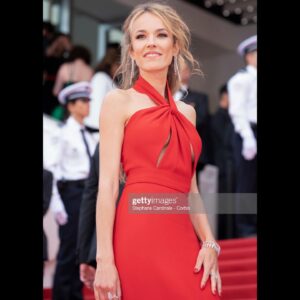 Élodie Fontan Instagram - Merci à @dessangeparis de m’avoir chouchouté pour cette montée des marches 🙏🏼💖💆🏼‍♀️ Merci à @eliesaabworld pour cette magnifique robe et à @messikajewelry pour les bijoux 🤩 
Et à ma super copine @seize.12 de m’avoir accompagné 😁
#festivaldecannes #monteedesmarches #dessange #messika #eliesaab