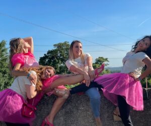 Élodie Fontan Instagram - Flo vous invite à son enterrement de vie de jeune fille dès aujourd hui au cinema ! Et vu la tenue ça vaut le coup 😅 ps: pour arriver à cette photo, on est passé par toutes les suivantes 😁🤪 je pensais pas les partager mais je les trouve très drôles #Alibi.com2 #cinema #comedie @elodiegodart @josephinelacheau @lylloo_officiel