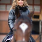 Élodie Fontan Instagram - Un dimanche … une éclaircie .. une envie de partir se balader en forêt avec lui 💖🏇🏻🥰 @attias_laurent @association.hope ps: avant de lire certains commentaires, je précise que j’ai juste retiré ma bombe pour la photo ! Je ne monte pas sans évidemment, on s’enflamme pas ! 😄